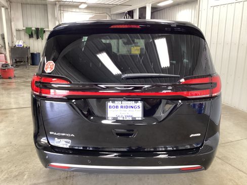 New 2027 Chrysler Pacifica Select AWD/4WD image 4