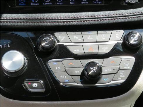 Used 2019 Chrysler Pacifica Limited image 9