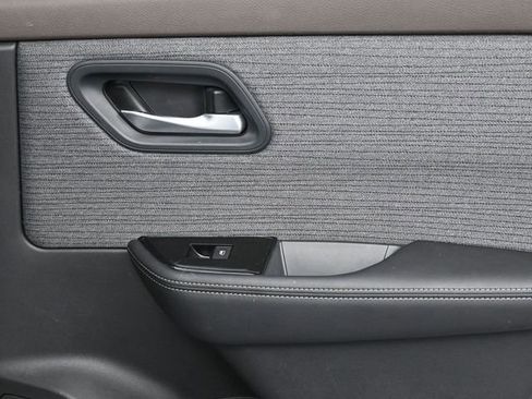 Used 2023 Nissan Rogue SV image 30