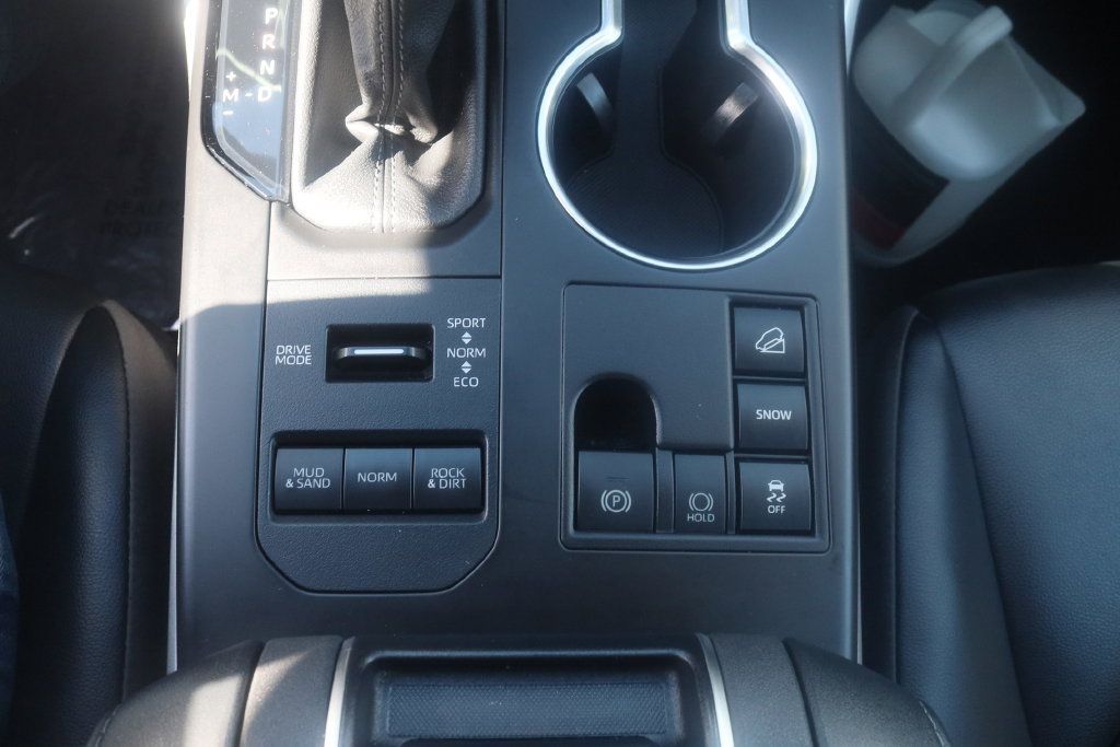 Used 2023 Toyota Highlander XLE AWD/4WD image 12