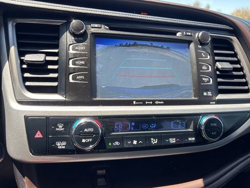 Used 2019 Toyota Highlander XLE AWD/4WD image 27