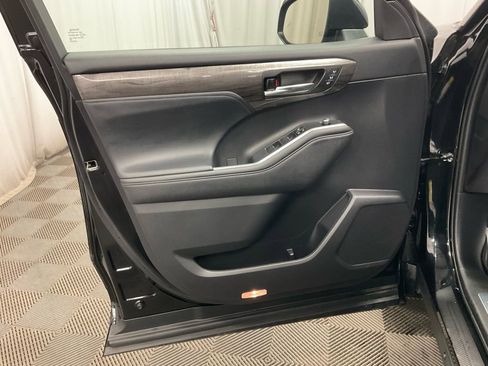 Used 2023 Toyota Highlander Limited image 10