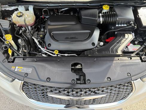 Used 2023 Chrysler Pacifica Touring-L FWD image 11