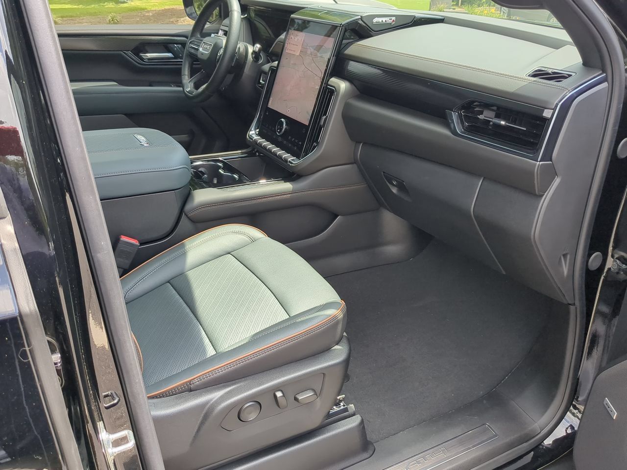Used 2025 GMC Yukon AT4 w/ AT4 Premium Package AWD/4WD image 30