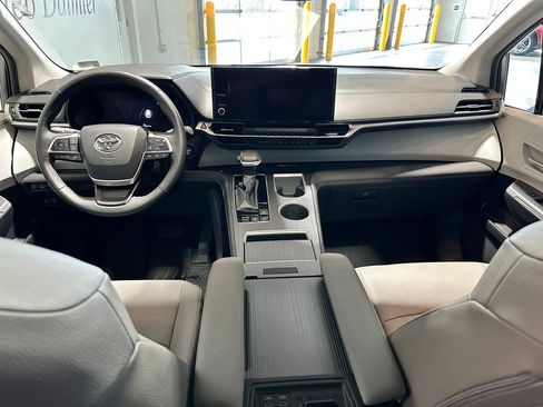 Used 2025 Toyota Sienna XLE AWD/4WD image 6