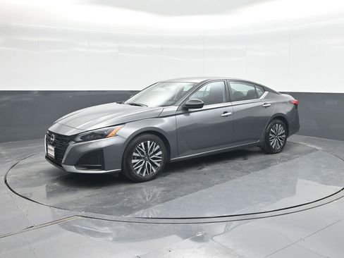Used 2025 Nissan Altima 2.5 SV FWD image 1