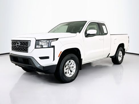 Used 2024 Nissan Frontier SV AWD/4WD image 3