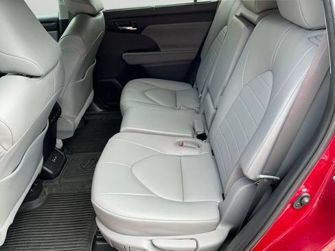 Used 2022 Toyota Highlander XLE AWD/4WD image 11