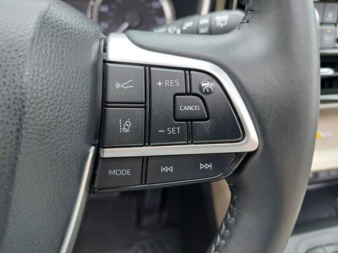 Used 2024 Toyota Highlander XLE FWD image 41