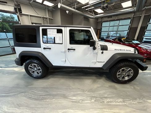 Used 2017 Jeep Wrangler Unlimited Rubicon w/ Connectivity Group AWD/4WD image 23