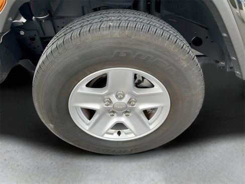 Used 2021 Jeep Gladiator Sport image 10