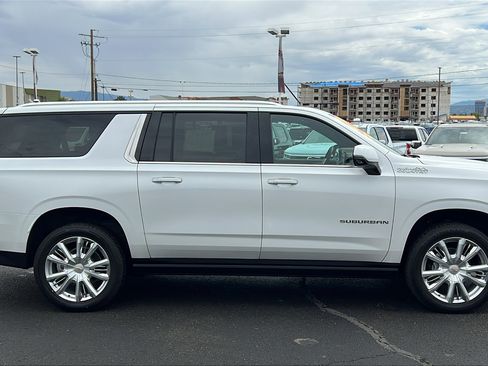 Used 2023 Chevrolet Suburban High Country AWD/4WD image 4