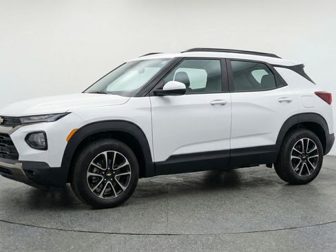 Used 2025 Chevrolet TrailBlazer LT image 3