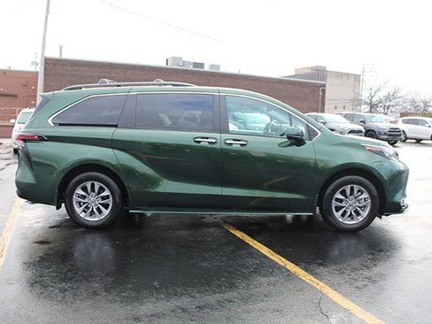 Used 2024 Toyota Sienna XLE image 5