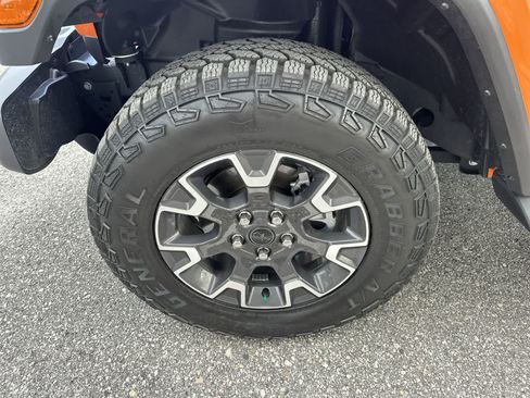 Used 2025 Jeep Wrangler Unlimited Sahara AWD/4WD image 13