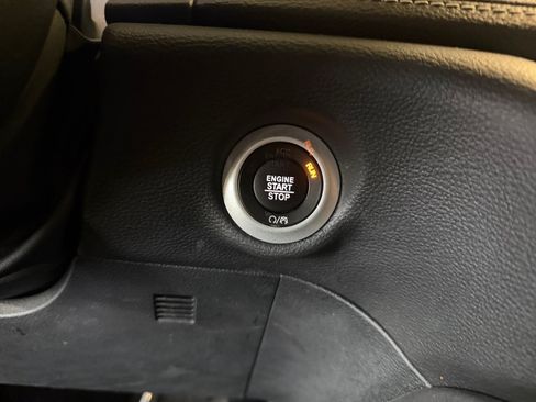 Used 2025 Chrysler Pacifica Limited FWD image 24