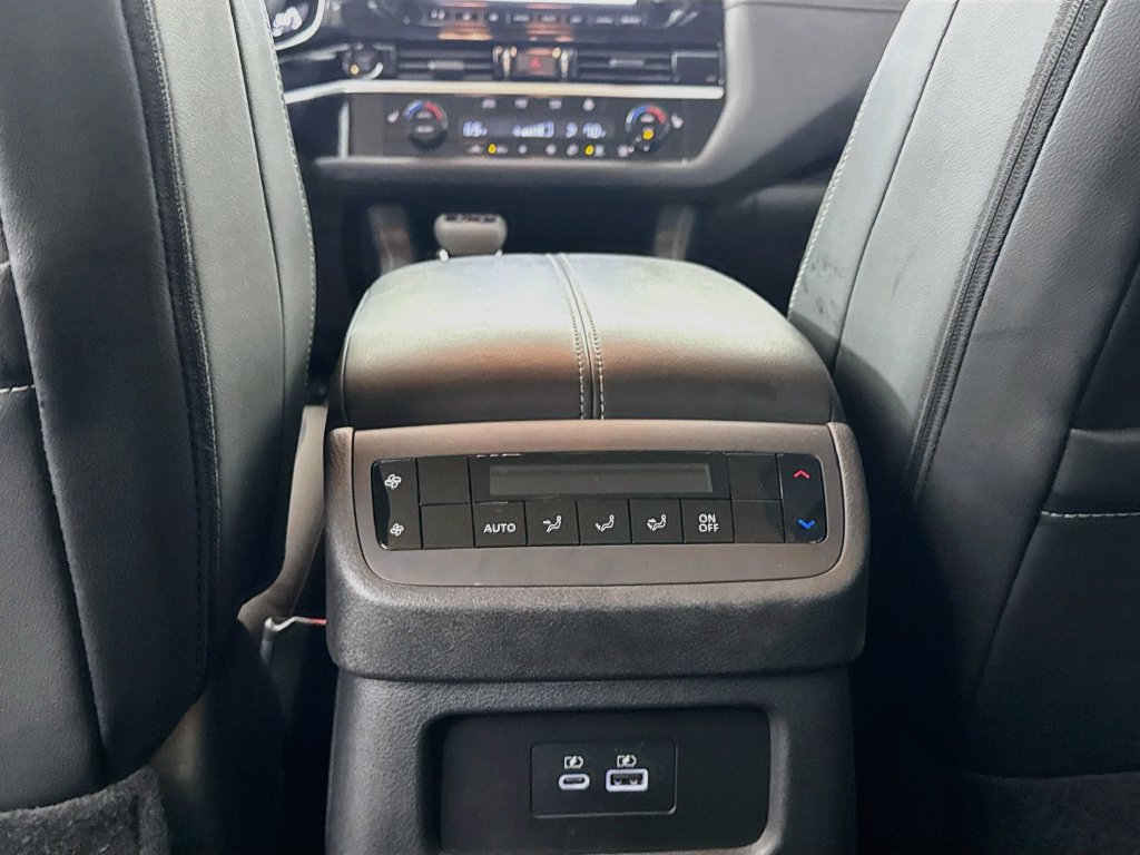 Used 2025 Nissan Pathfinder SL FWD image 33