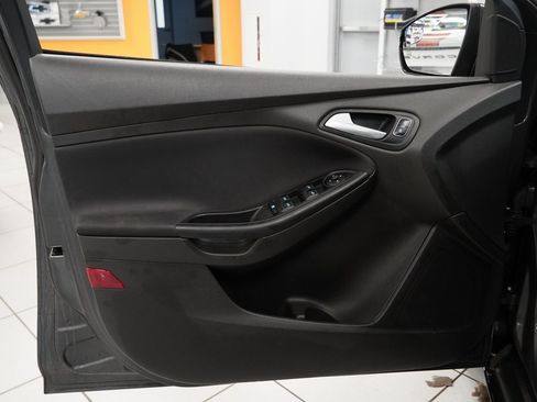 Used 2016 Ford Focus SE w/ SE Cold Weather Package image 5