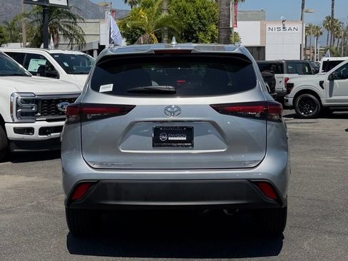 Used 2025 Toyota Highlander XLE FWD image 8