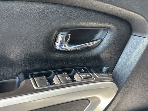 Used 2018 Nissan Titan SV w/ SV Convenience Package RWD image 14