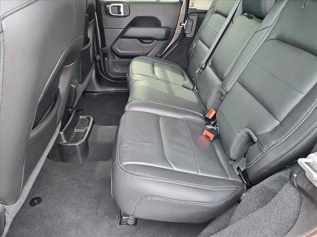 Used 2019 Jeep Wrangler Unlimited Sahara w/ Uconnect 4C Nav & Sound Group AWD/4WD image 18
