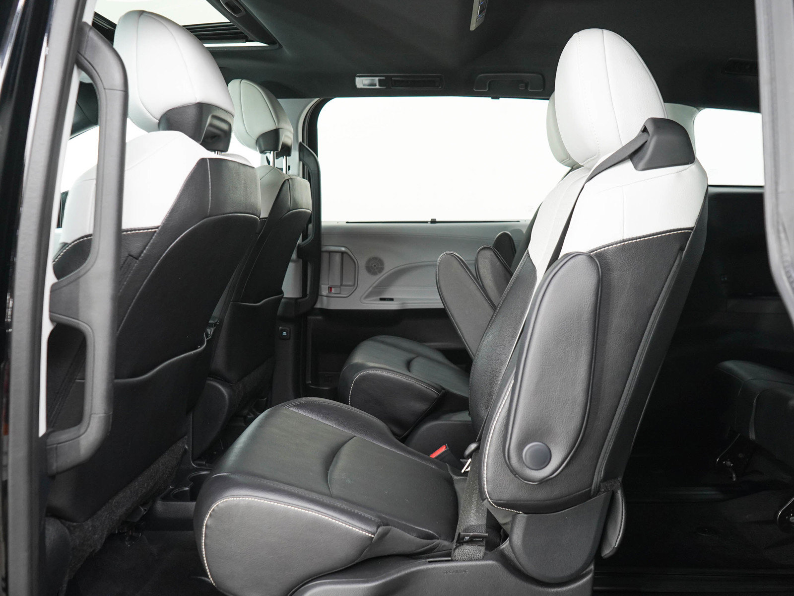 Used 2025 Toyota Sienna XSE AWD/4WD image 17