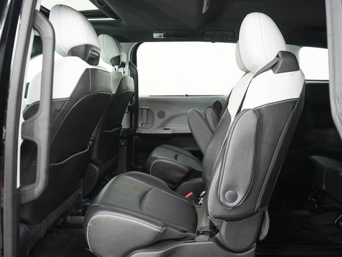 Used 2025 Toyota Sienna XSE AWD/4WD image 17