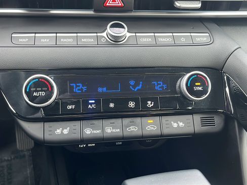 Certified 2024 Hyundai Elantra Limited image 19