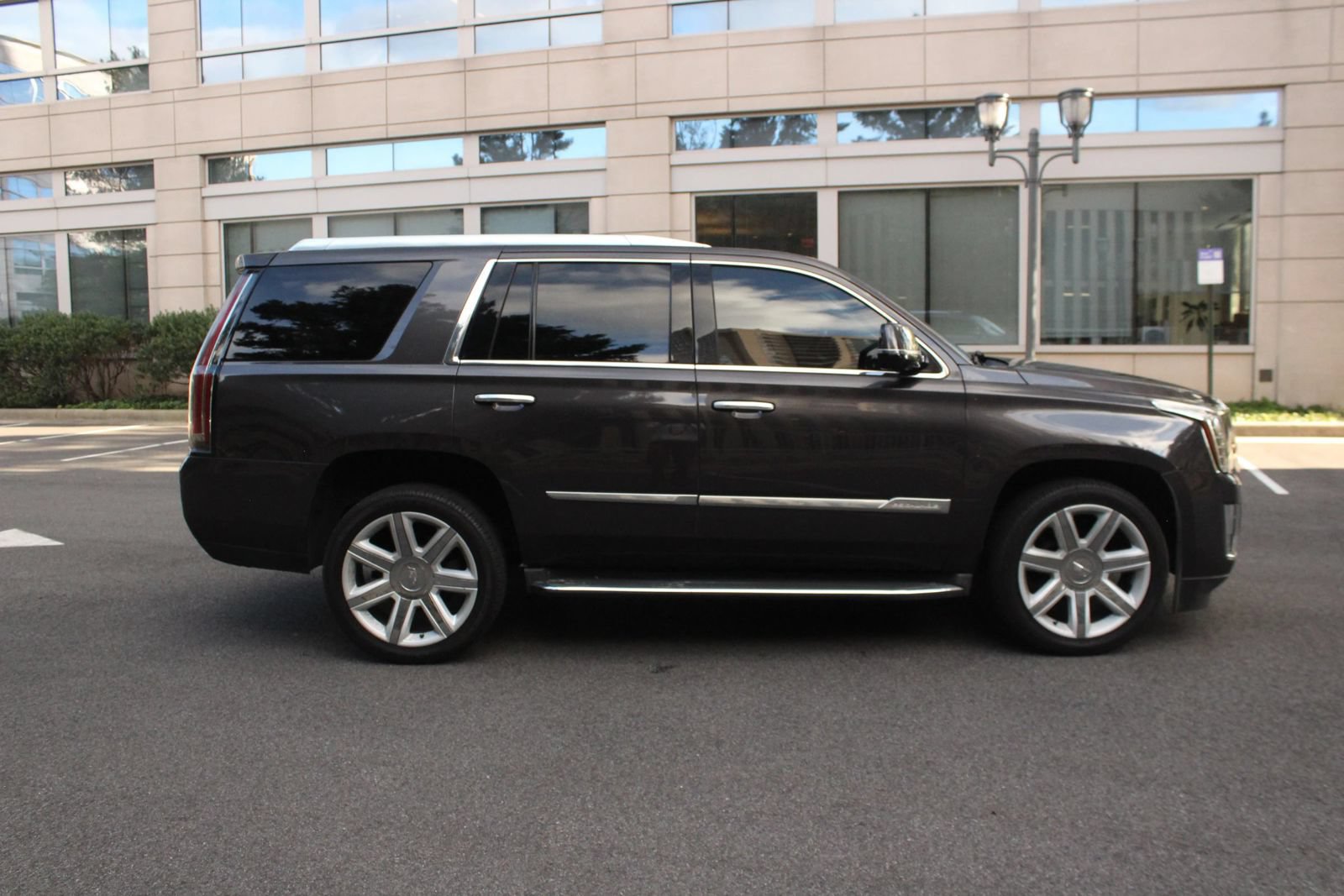 Used 2016 Cadillac Escalade Luxury AWD/4WD image 6