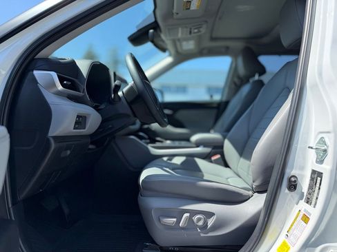 Used 2023 Toyota Highlander XLE AWD/4WD image 12
