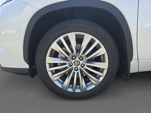 Certified 2025 Toyota Highlander Platinum AWD/4WD image 14
