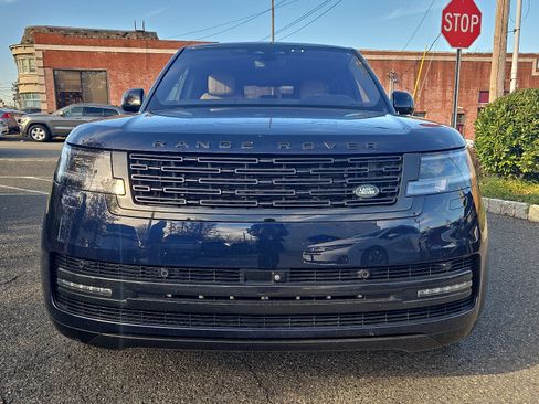 Used 2023 Land Rover Range Rover SE image 2