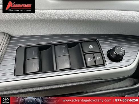 Used 2025 Toyota Sienna XLE w/ XLE Plus Package AWD/4WD image 23