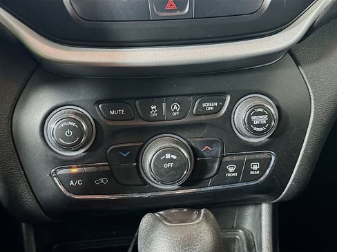 Used 2019 Jeep Cherokee Latitude w/ Popular Appearance Group AWD/4WD image 23