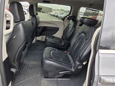 Used 2021 Chrysler Pacifica Touring-L image 10