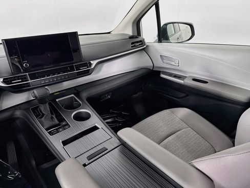 Certified 2025 Toyota Sienna LE FWD image 21