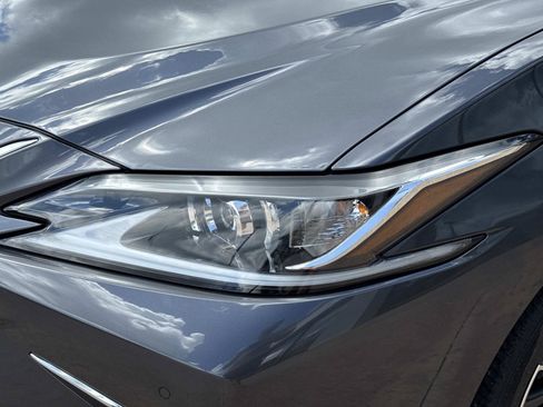 Used 2024 Lexus ES 350 w/ Premium Package FWD image 9