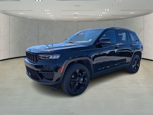 Used 2023 Jeep Grand Cherokee Altitude image 7