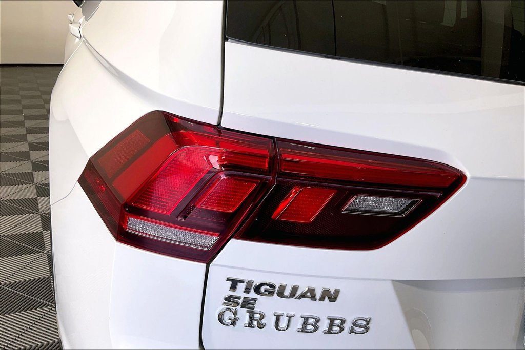 Used 2021 Volkswagen Tiguan SE w/ Panoramic Sunroof Package FWD image 39