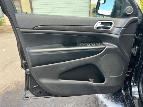 Used 2018 Jeep Grand Cherokee Laredo AWD/4WD image 19