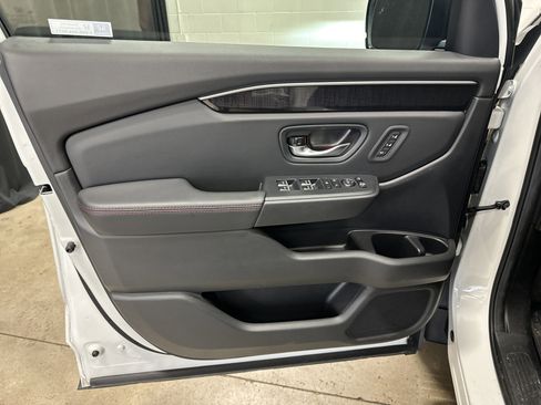 Used 2025 Honda Pilot Black Edition image 14