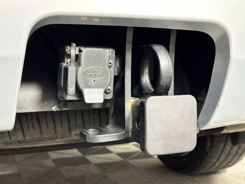 Used 2023 Land Rover Discovery Metropolitan Edition image 31