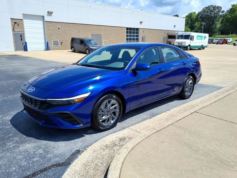 Used 2024 Hyundai Elantra SEL FWD image 3