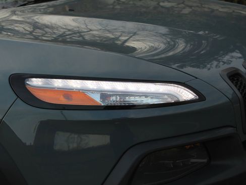 Used 2015 Jeep Cherokee Trailhawk w/ Comfort/Convenience Group image 38