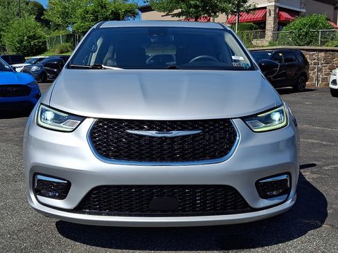 Used 2024 Chrysler Pacifica Touring-L FWD image 2