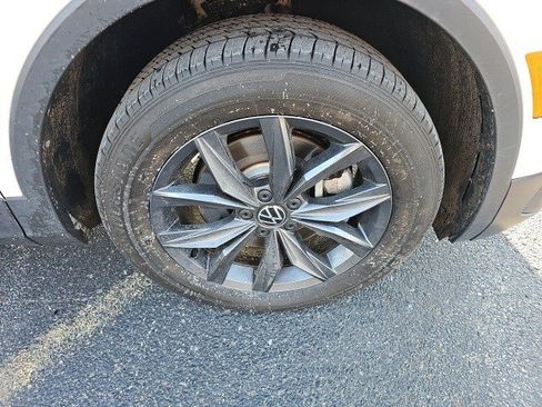 Used 2023 Volkswagen Tiguan SE w/ Panoramic Sunroof Package image 9