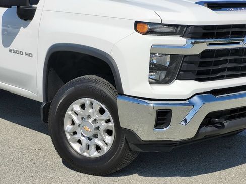 Used 2024 Chevrolet Silverado 2500 LT AWD/4WD image 9