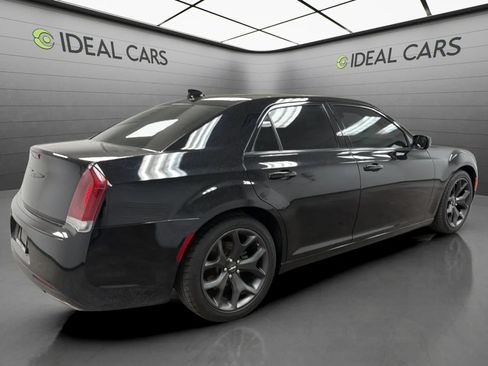 Used 2022 Chrysler 300 Touring w/ Sport Appearance Package RWD image 5