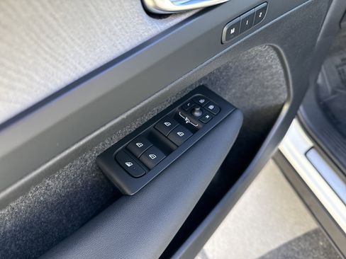 Used 2025 Volvo XC40 B5 Core image 15