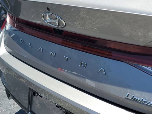 Used 2022 Hyundai Elantra Limited w/ Cargo Package FWD image 9